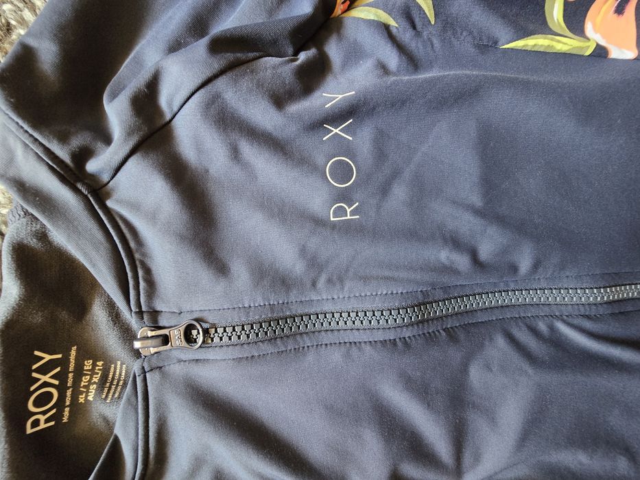 Vând costum baie mânecă lungă, nou mărimea xl