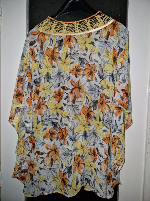 Bluză florală tip poncho cu detalii handmade
