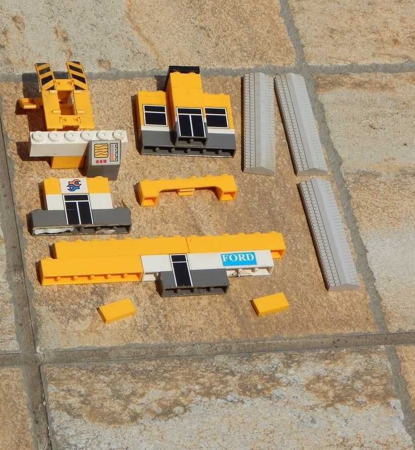Set incomplet piese LEGO constructie garaj Ford cu elevator