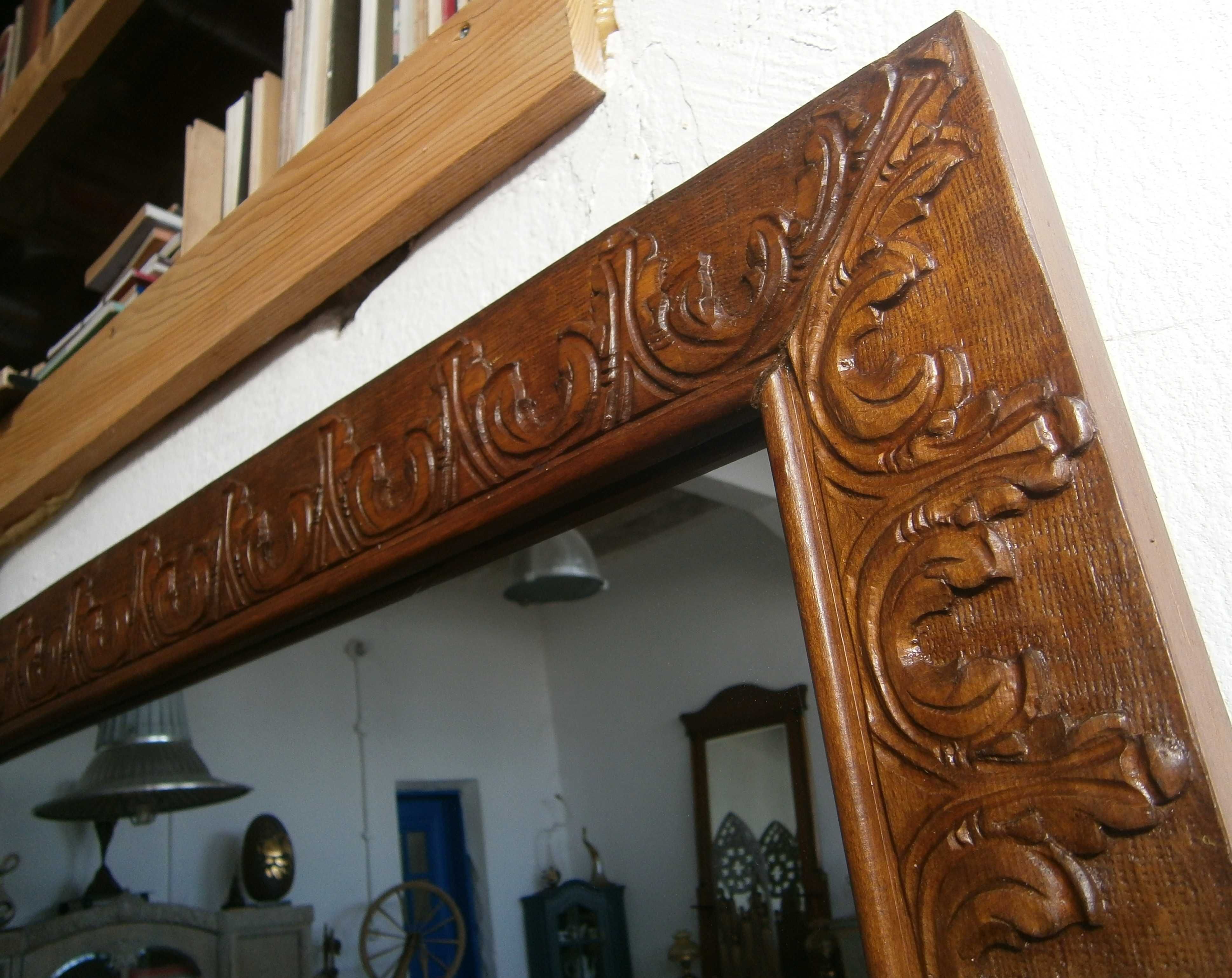 Oglinda veche cu rama din lemn masiv de stejar sculptata