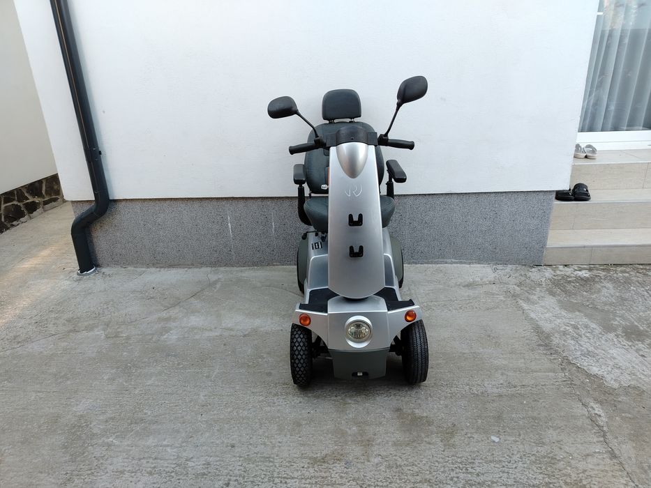 Cărucior scuter electric persoane cu dizabilități