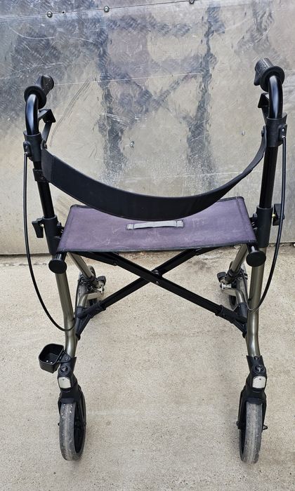 Rolator/Cadru cu roți si cu poziție de odihnă