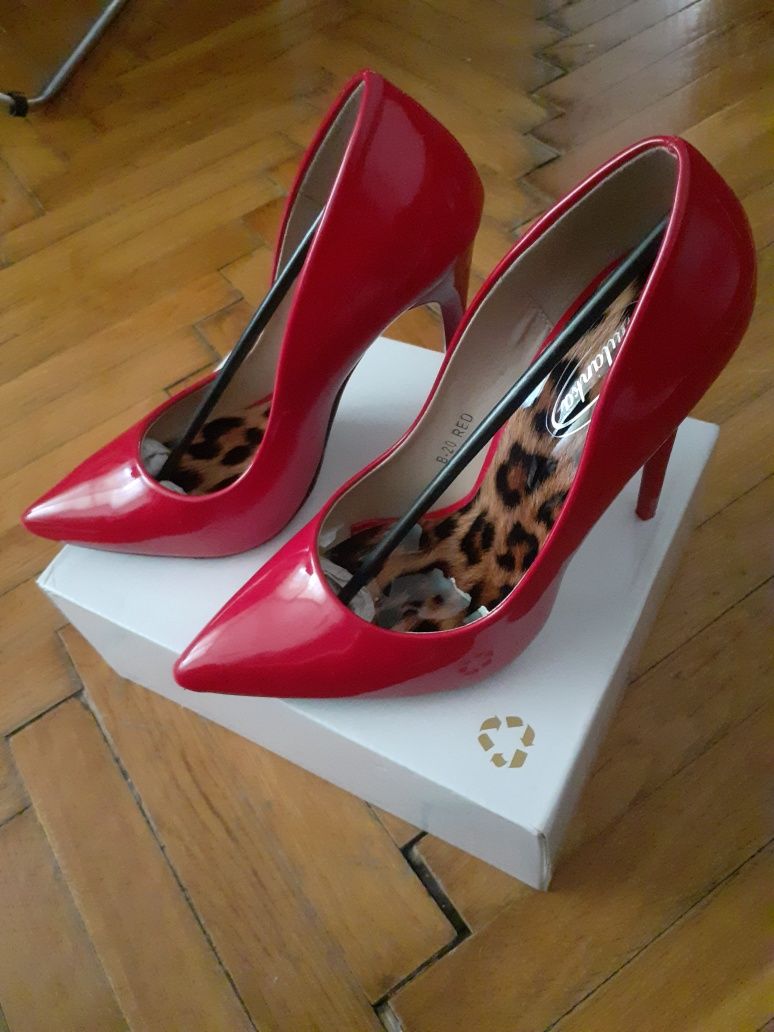 Pantofi stiletto