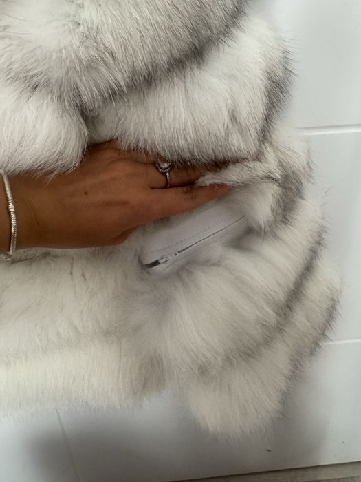 Blana alba de vulpe polara cu guler