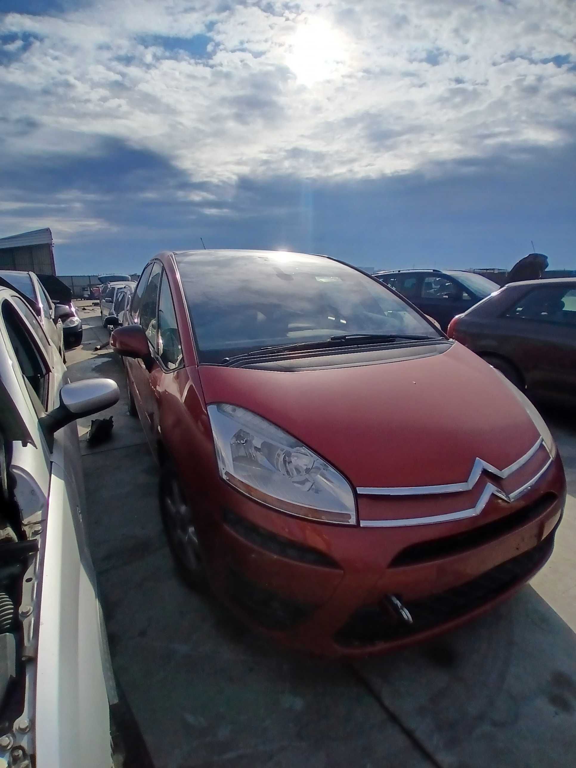 Dezmembrez Citroen c4 picasso
