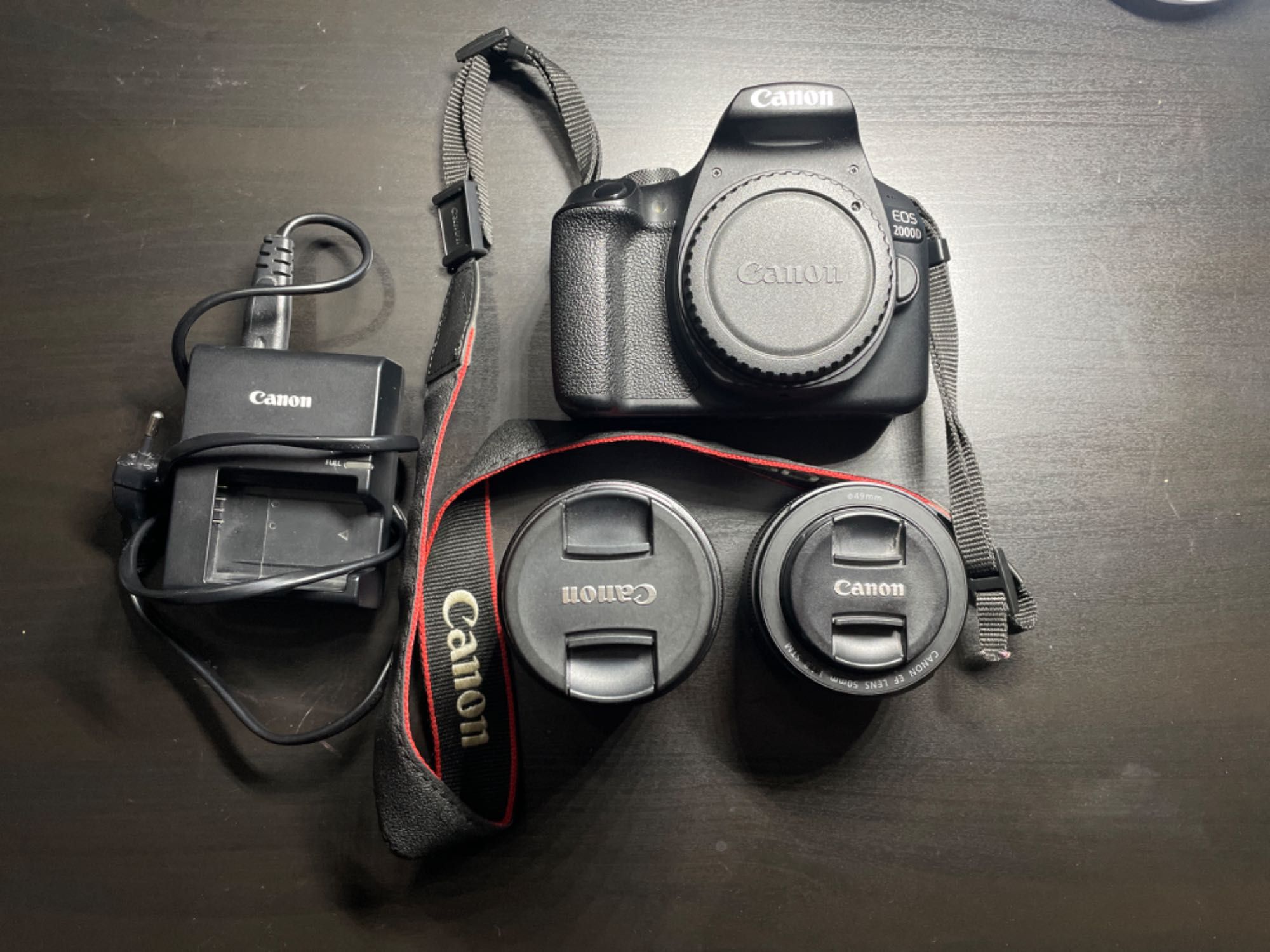DSLR CanonEOS 2000D,24.1 MP+ obiectiv kit+ obiectiv 50mm f1.8(blur)