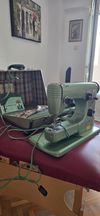 Mașină de cusut Husqvarna automatic retro
