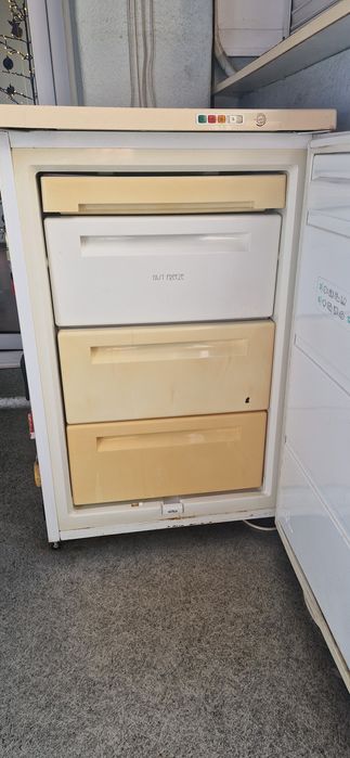 Работещ без забележки фризер