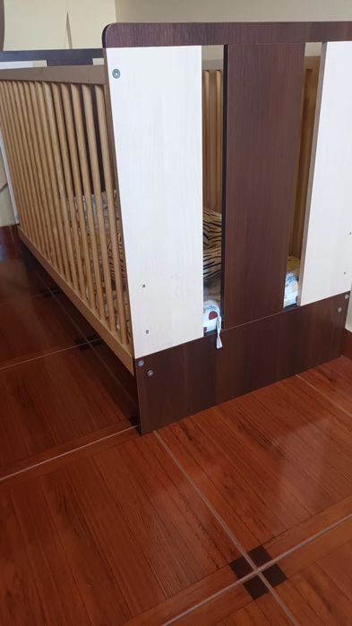 Vând pătuț copil și sobă de teracotă