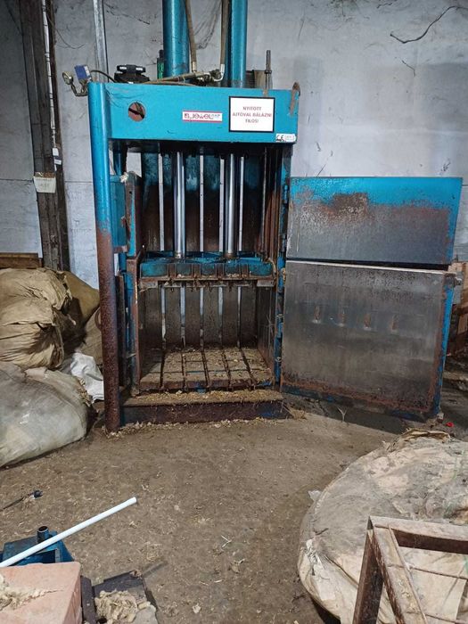 Se vinde presă peleti stivuitor rampa tir