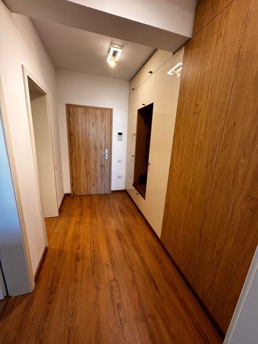 Garsoniera de inchiriat , Tractorul Coresi