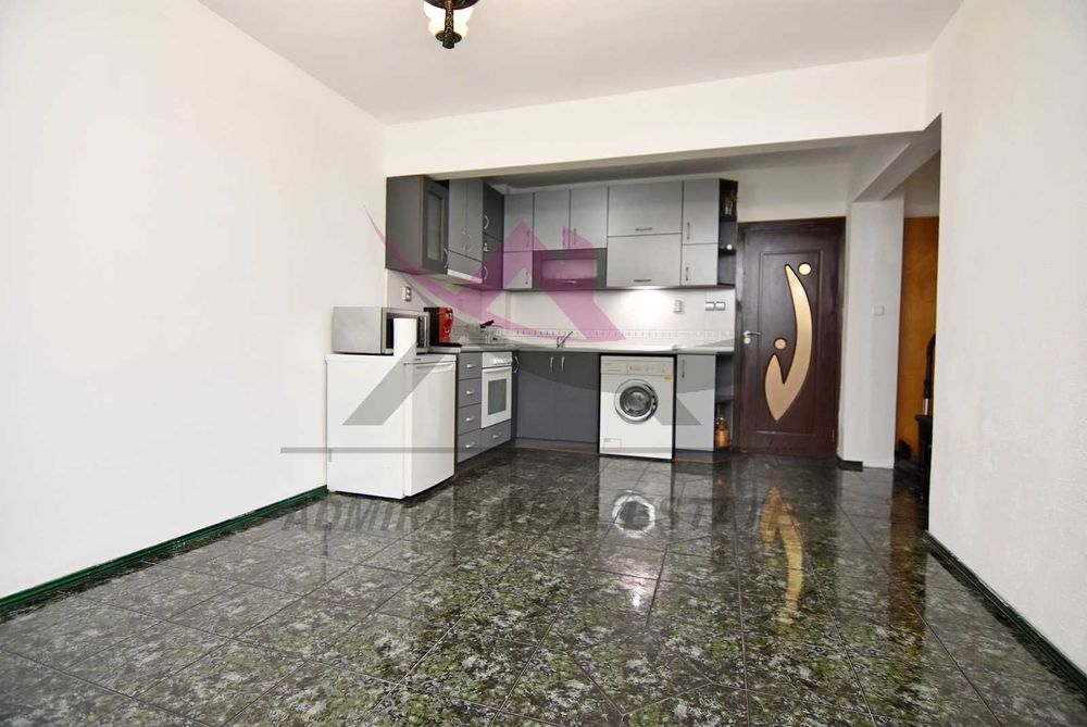 Просторен тристаен-Лятно кино