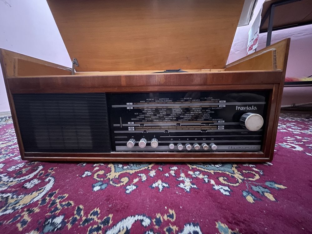 Vand radio vechi cu pickup Traviata