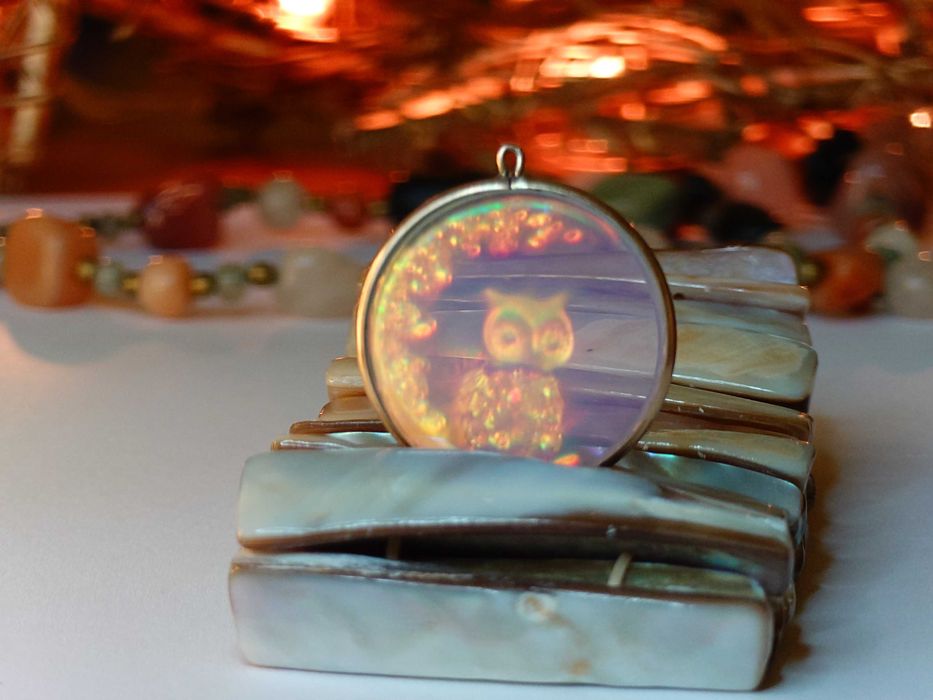 Pandantiv vintage din aur 9K – bufniță holografică pe semilună