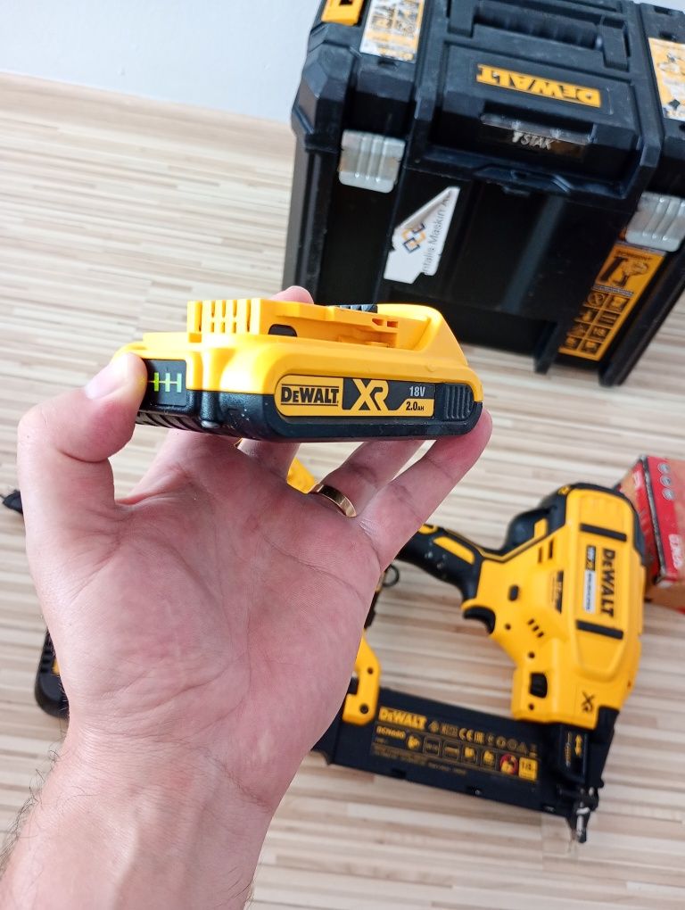 Pistol cuie lemn Dewalt DCN 680