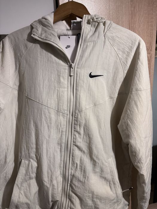 Яке тип ветровка Nike