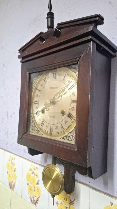 Ceas mecanic de perete cu pendul.