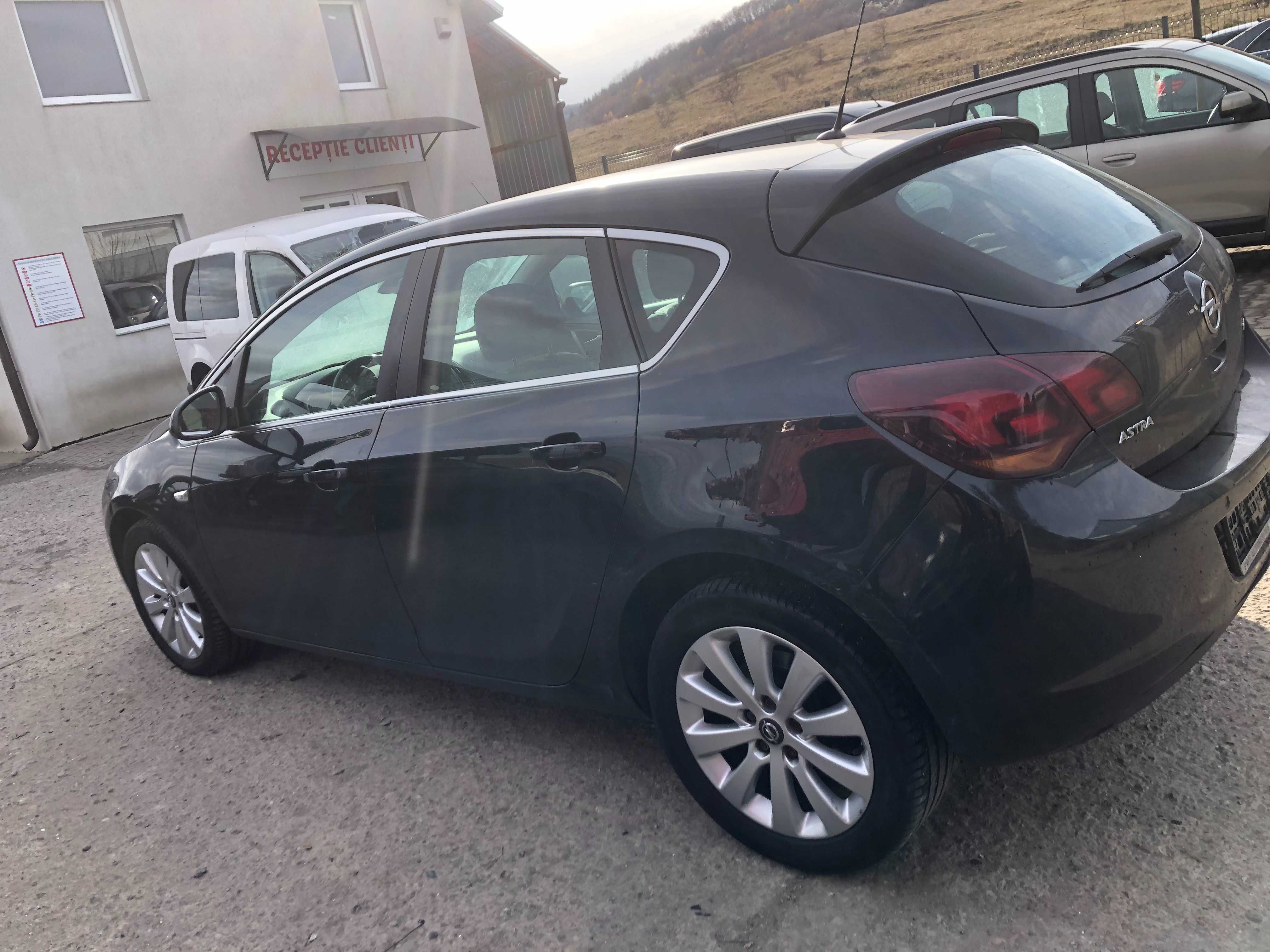 Dezmembram Opel Astra J Hatchback 1.7 CDTI A17DTJ 2009-2015