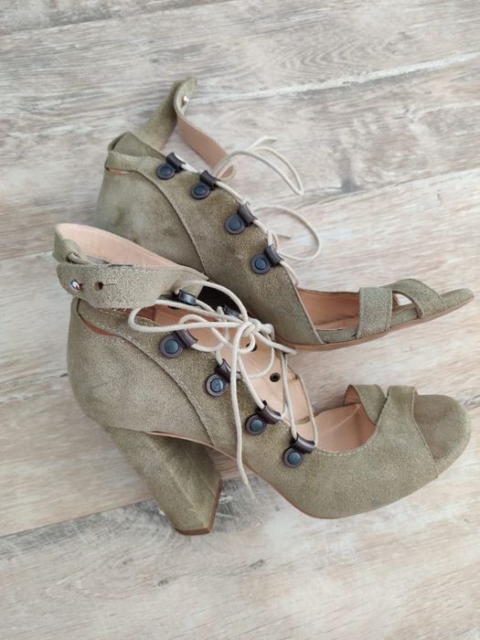 Vand 4 perechi sandale ocazie