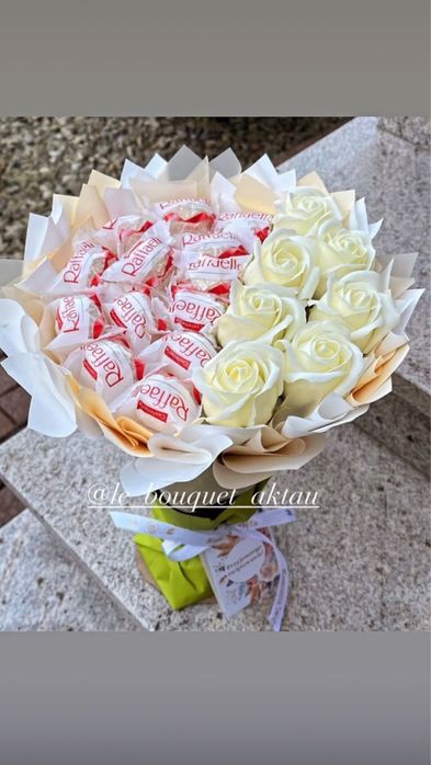 Сладкий букет с конфетами Raffaello и мыльными розами