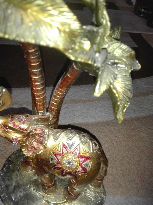 Слон  с палми за подарък.