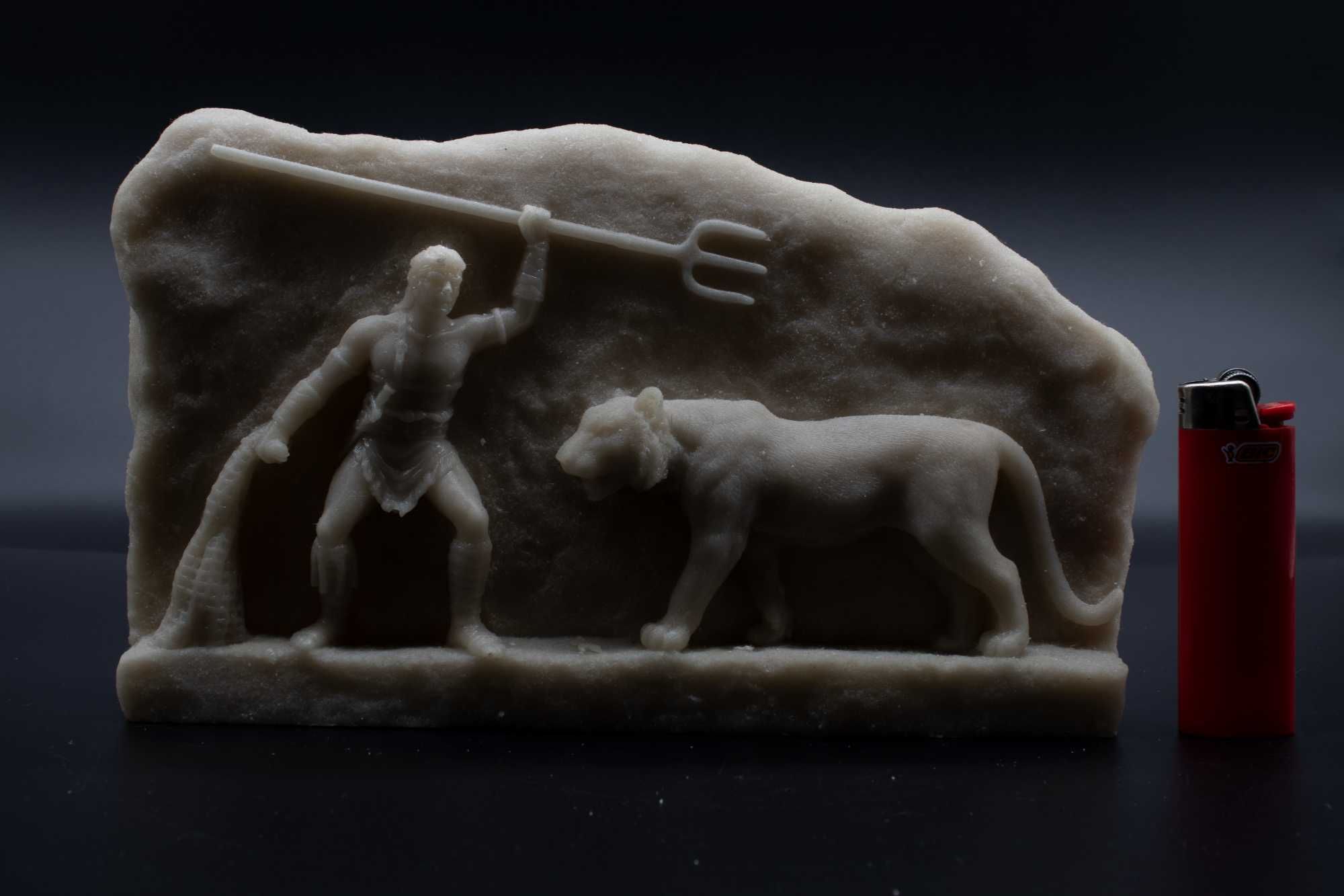 Ръчно изработена мраморна статуя на гладиатор, който се бие с див звяр