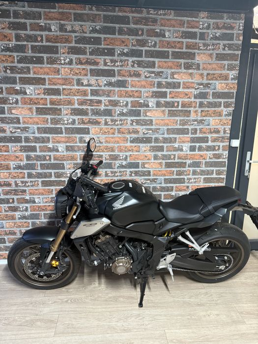 Honda cb650r ca noua 2450km