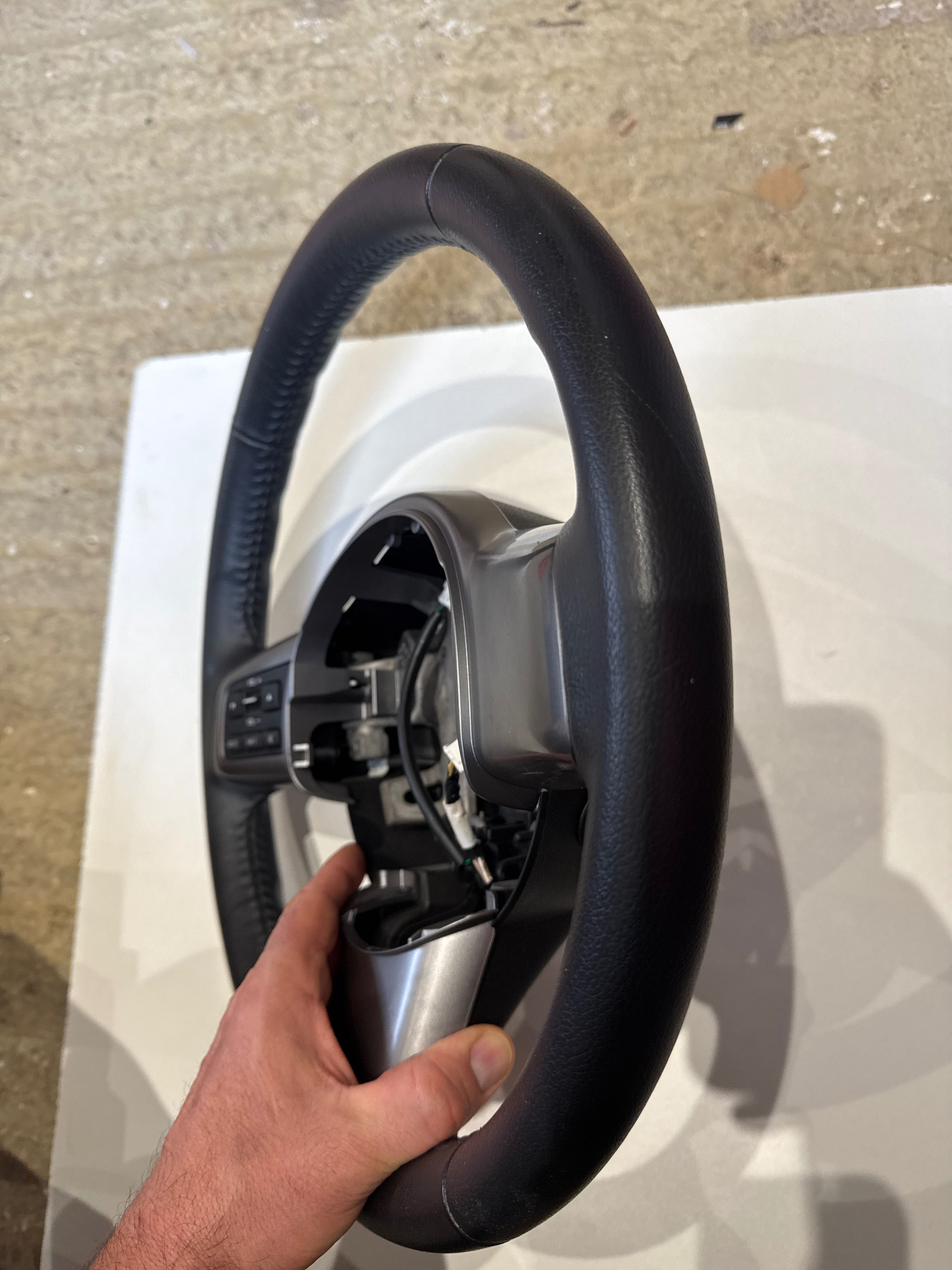 Mazda 2 кожен волан Мазда 2
