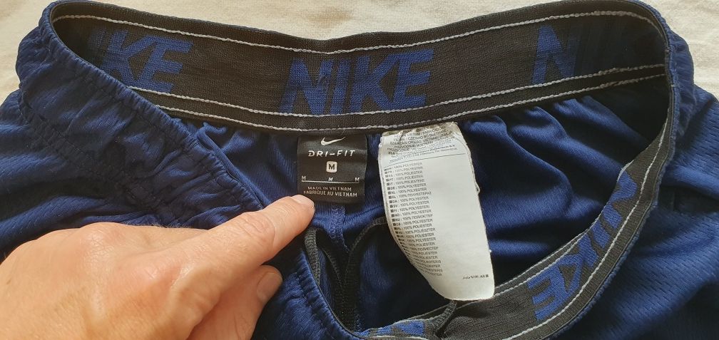 Vând două perechi bermude  cu buzunare Nike Dry Fit mărimea M