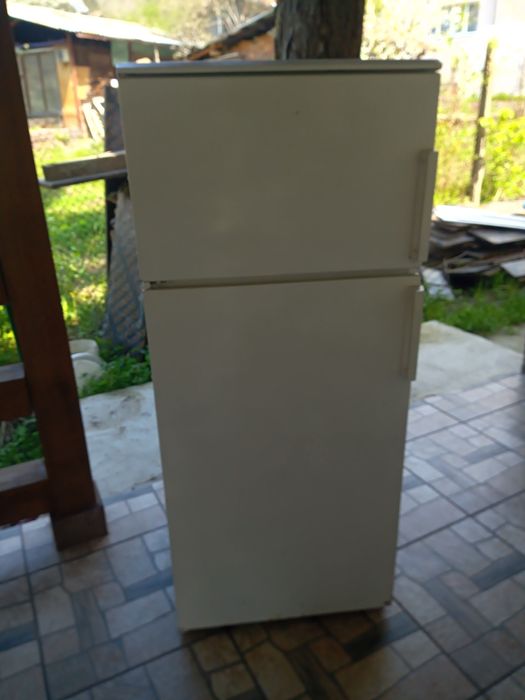 60лв. хладилник с горен фризер AEG