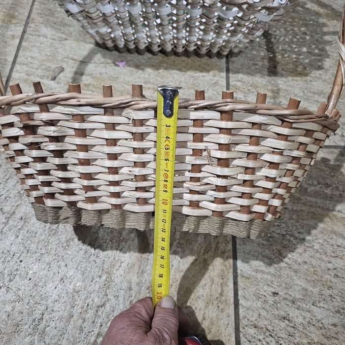 Ръчно изработени кошници за аранжиране .