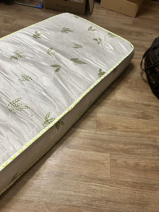 Матрас б/у для односпальной кровати.