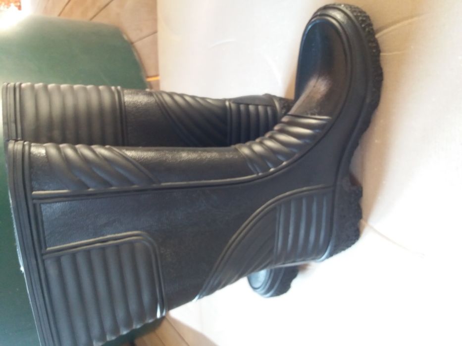 Vînd cizme de cauciuc