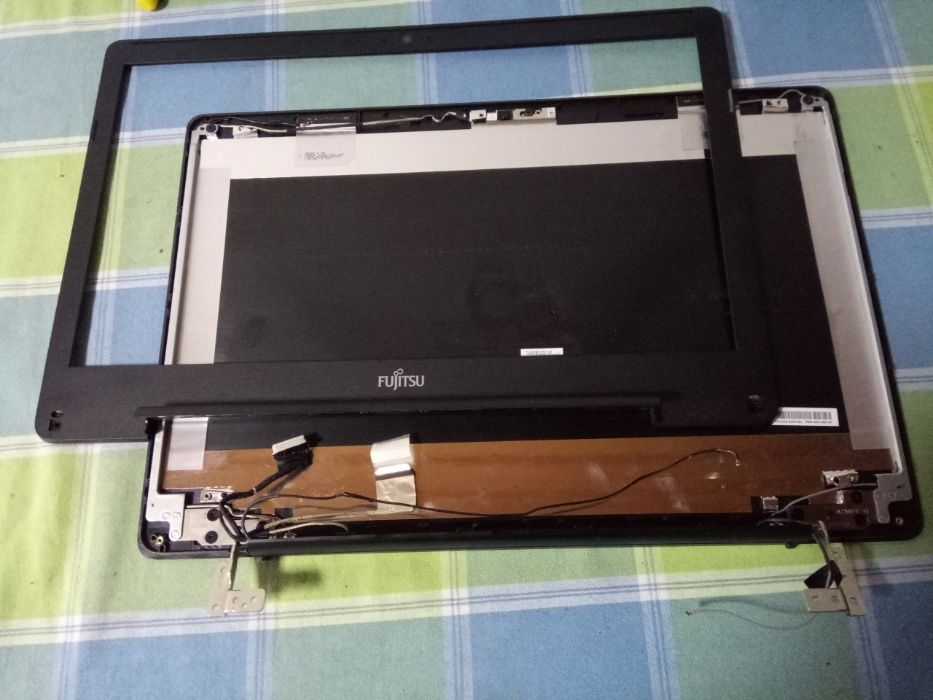 Dezmembrez Fujitsu LifeBook A556 - Pret Mic