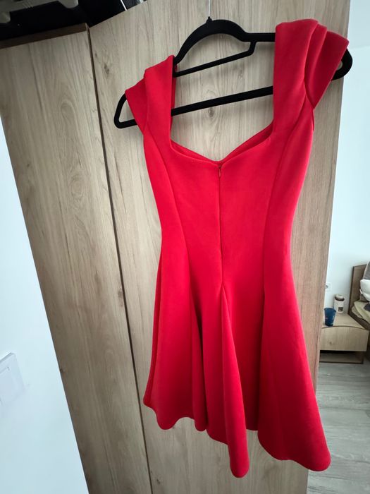 Alessa стилна червена рокля