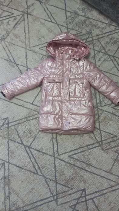 Зимняя куртка в отличном состоянии размер примерно на 5лет