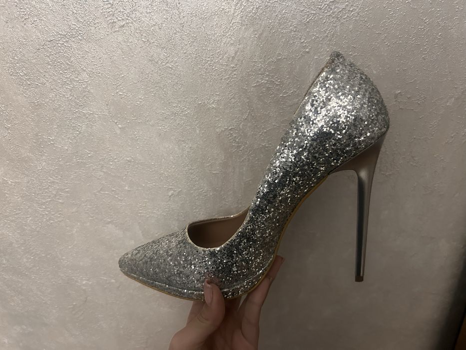 Сребърни обувки на ток с брокат