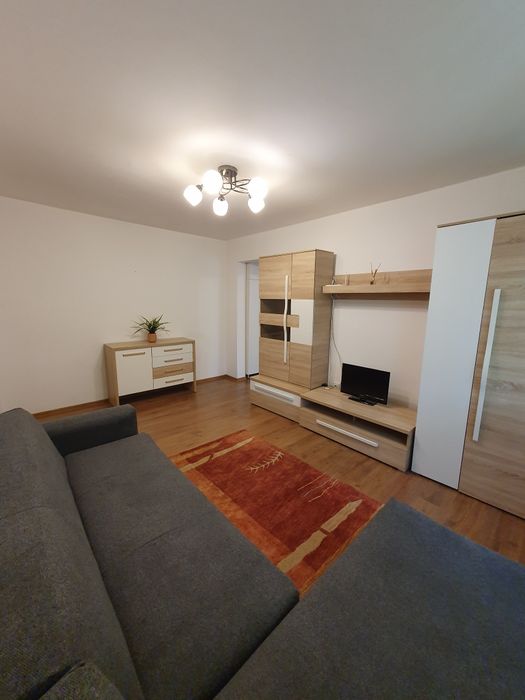 Închiriez apartament  pe Romanilor