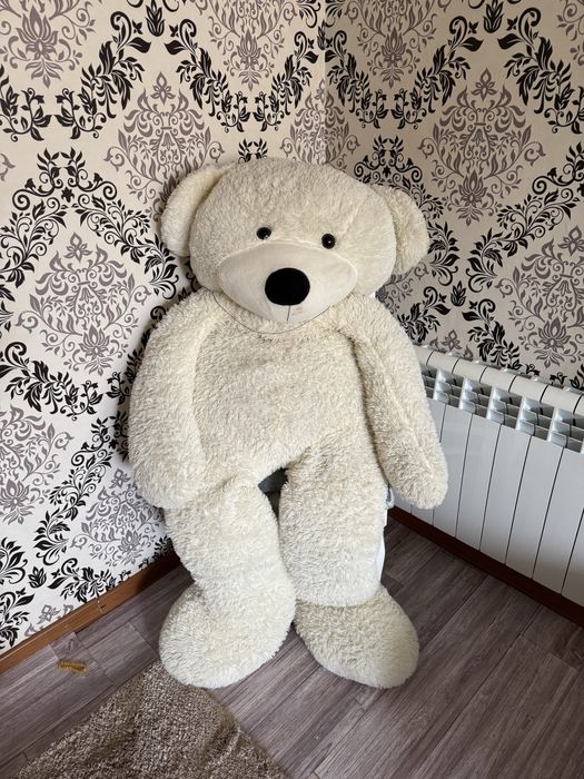 Большой плюшевый медведь