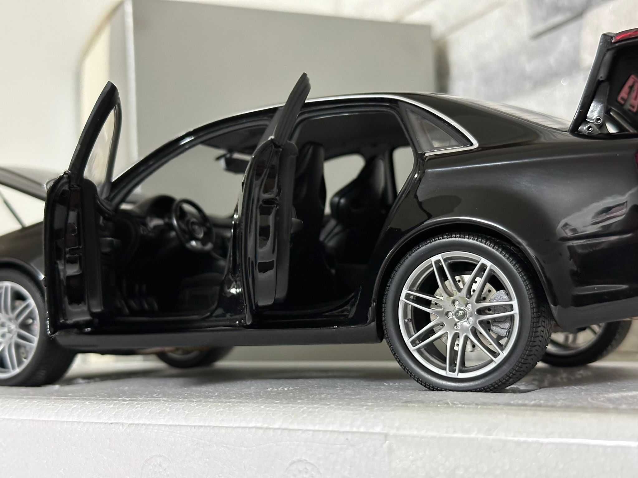 macheta audi rs4 b7 minichamps 1:18