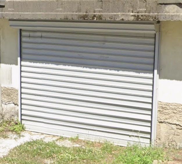 Гараж под наем, Казанлък, ул. Вожели, ток, вода, канал, ел. врата