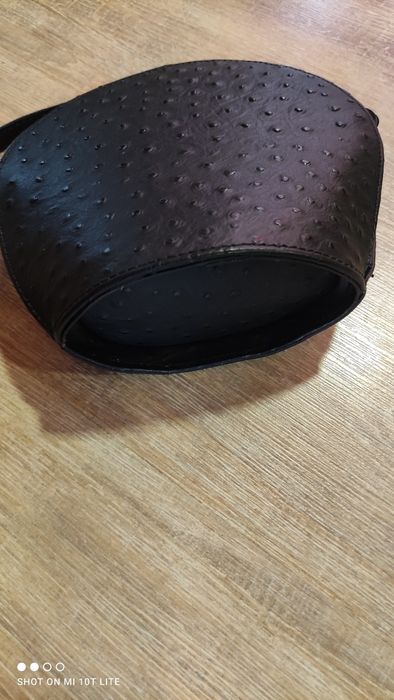 малка черна чантичка