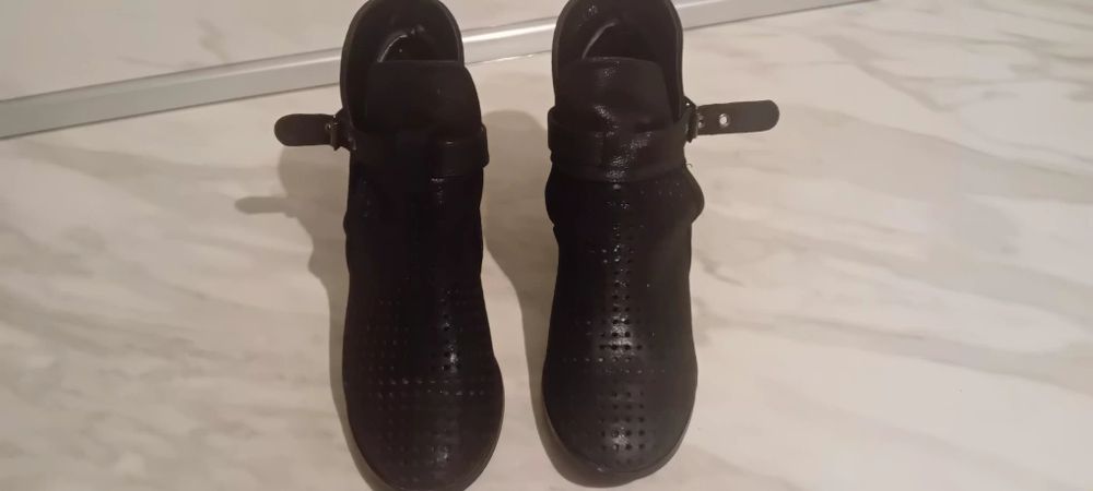 Дамски обувки от естествена кожа.