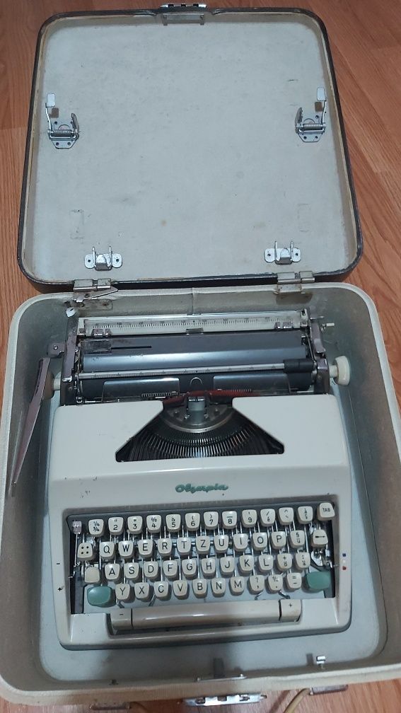Vand mașina de scris