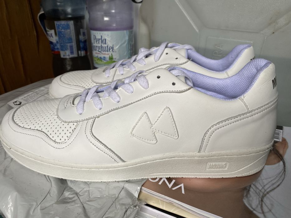 Sneakersi pantofi adidasi din piele 44 / 45  Sunt noi, nepurtati