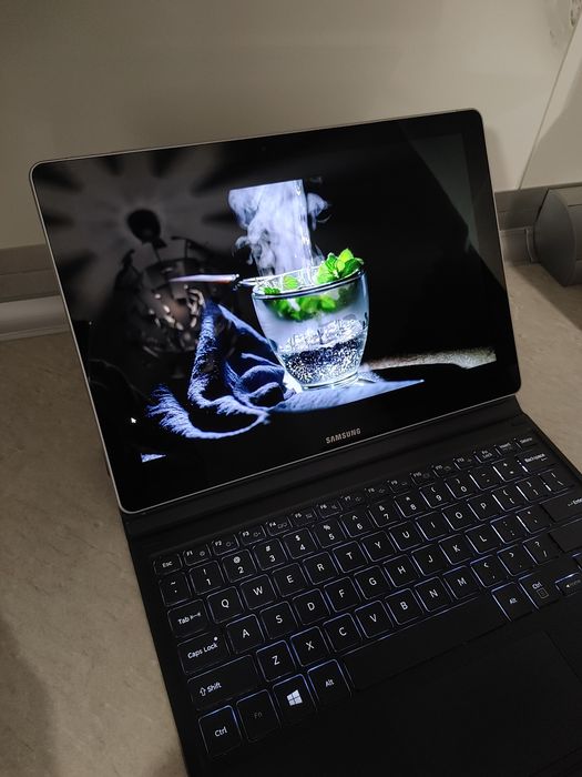 Samsung Book 12 OLED 12" 2k Intel i5, 8 GB RAM SSD 256 GB Tableta PC