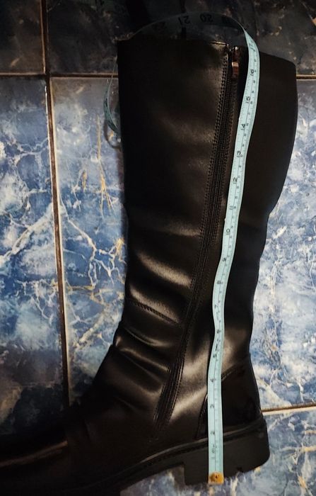 Продавам унисекс нови  ботуши