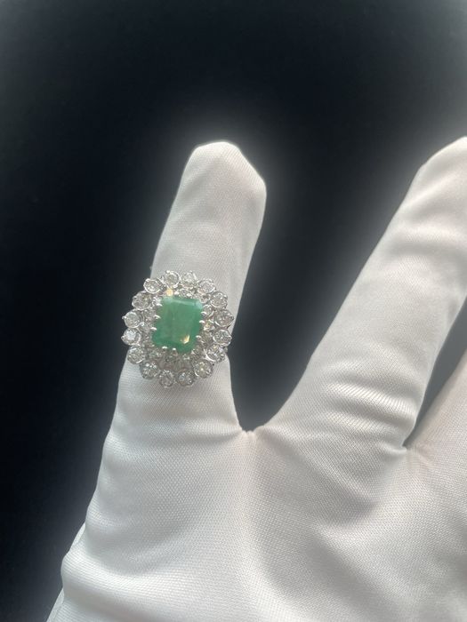 Пръстен от бяло злато 18к, изумруд Замбия 1,5 ct и 30 диаманта 1ct