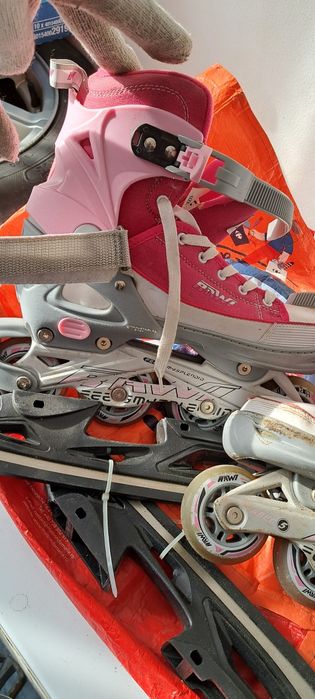 Vând patine cu rotile