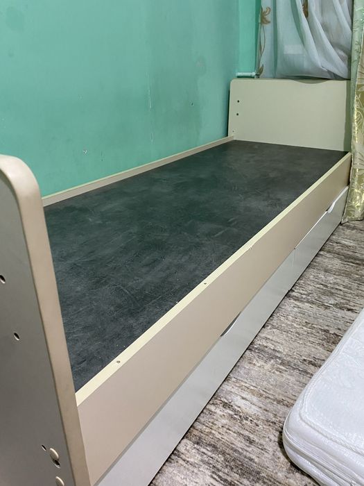 Продам кровать без матраса